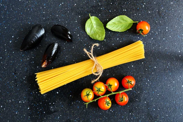 Ingredienser till pasta med musslor, bakgrund — Stockfoto