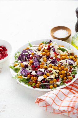 Kış salatasını kırmızı lahana ve kızarmış bezelye ile kapat. 