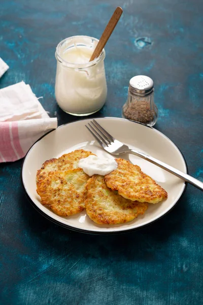 Buñuelos Patata Plato Con Crema Agria — Foto de Stock