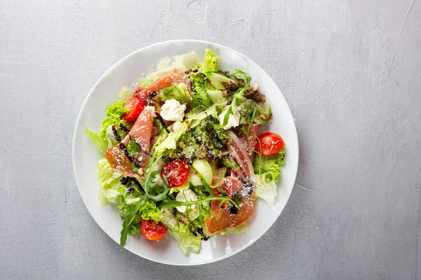 Vue Aérienne Salade Tranches Prosciutto Sur Plaque Blanche — Photo