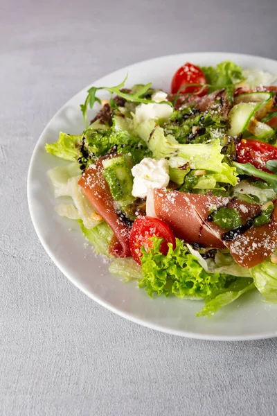 Close Van Prosciutto Salade Witte Plaat — Stockfoto