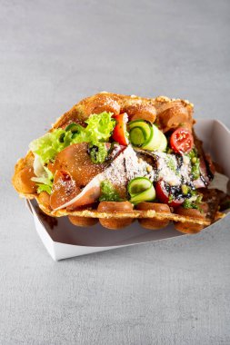 Salata ve etli balonlu gofret yiyeceği götürür.