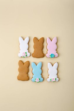 Sarı yüzeydeki kısa kabuktan yapılmış Paskalya konsepti tavşanı