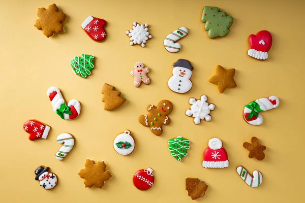 黄金の表面に盛り合わせクリスマスジンジャーブレッドクッキー 休日のコンセプト — ストック写真