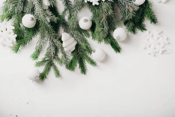 Bovenaanzicht Van Kerstmis Witte Decoraties Licht Oppervlak — Stockfoto