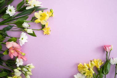 Açık pembe yüzey bahar konsepti üzerinde çiçekler kopyalama alanı