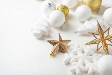 Altın ve beyaz Noel ağacı süslemeleri