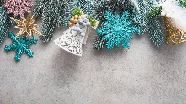 Kerst Bel Sneeuwvlok Decoraties Bovenaanzicht Achtergrond — Stockfoto