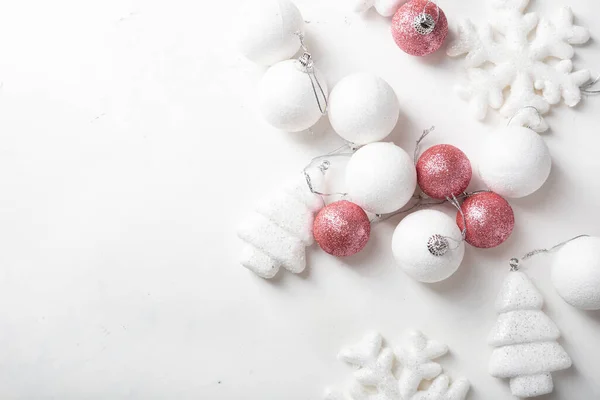 Feliz Natal Conceito Fundo Rosa Branco Decorações Bola Conjunto — Fotografia de Stock