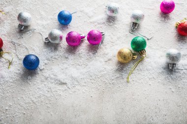 Noel konsepti küçük dekorasyonlar ve kar arkaplanı
