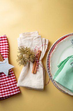 Altın yüzey fotokopi alanı üzerinde Noel tabağı ayarları Üst görünüm peçetesi çubukları