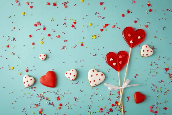 Zwei Lutscher Herzform Valentinstag Konzept Auf Minze Oberfläche Feiertage — Stockfoto