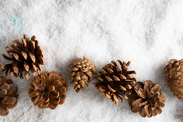 Weihnachten Schnee Und Natürliche Tannenzapfen Hintergrund — Stockfoto