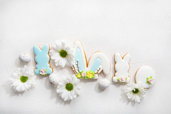 Easter Bunny Cookies White Flowers — Stock Photo, Image