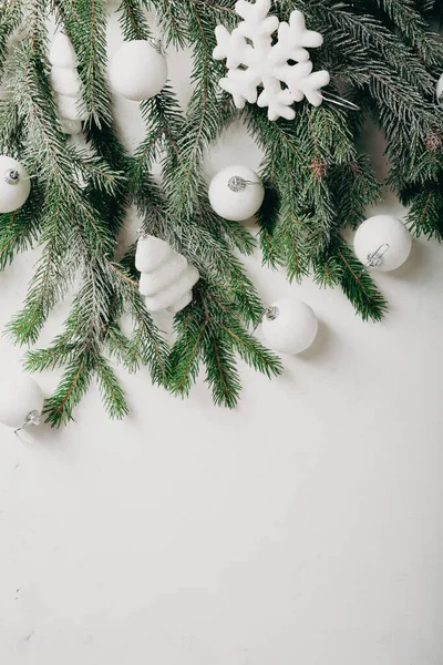 Vista Aérea Las Decoraciones Blancas Navidad Ramas Verdes Superficie Luz —  Fotos de Stock