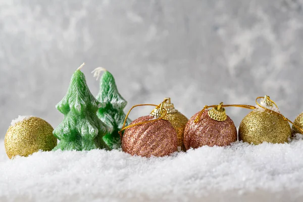 Kerstboomkaarsen Decoraties Sneeuw Feestelijk Concept — Stockfoto
