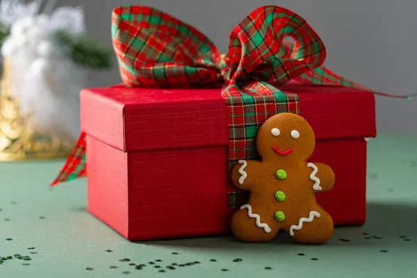 Weihnachten Lebkuchen Männer Und Rote Geschenkschachtel Weihnachtskonzept — Stockfoto