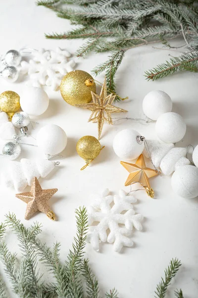 Composição Com Decorações Natal Branco Dourado Ramo Verde — Fotografia de Stock