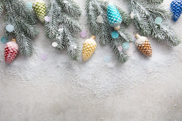 クリスマスの休日の装飾と雪のトップビューとコピースペース — ストック写真