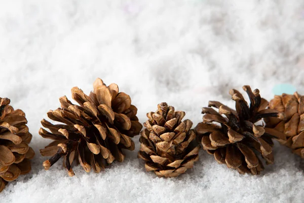 Natuurlijke Kerstachtergrond Met Dennenappels Sneeuw — Stockfoto