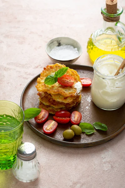 Pila Buñuelos Patatas Servidos Con Tomate Cherry — Foto de Stock