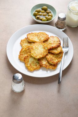 Sebzeli börekleri tabağa koy. 