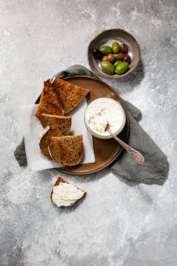 Kahvaltı manzarası için krem peynirli kızarmış ekmek.