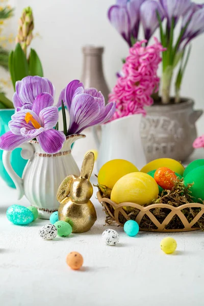 Ovos Páscoa Coelho Com Flores Mesa Luz — Fotografia de Stock