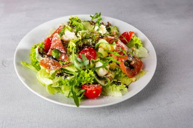 İtalyan proscuitto dilimli yaz salatasını kapat.