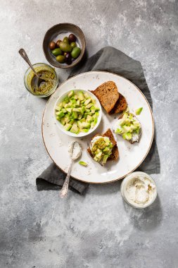 Çavdar ekmeği avokado ve zeytinli pesto tostu, sandviçler kanepe manzarası