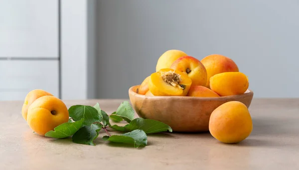 Fresh Apricots Fruit Bowl Kitchen Table — стоковое фото