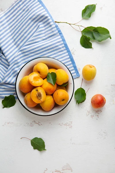 Fresh Apricots Fruit Bowl White Kitchen Table Food Top View — Zdjęcie stockowe