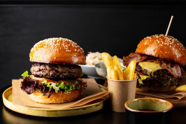 Masada iki hamburger ve sosla hazır.