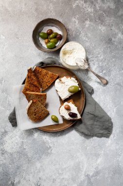 Kızarmış çavdar ekmeği ve krem peynirli bruschetta manzarası