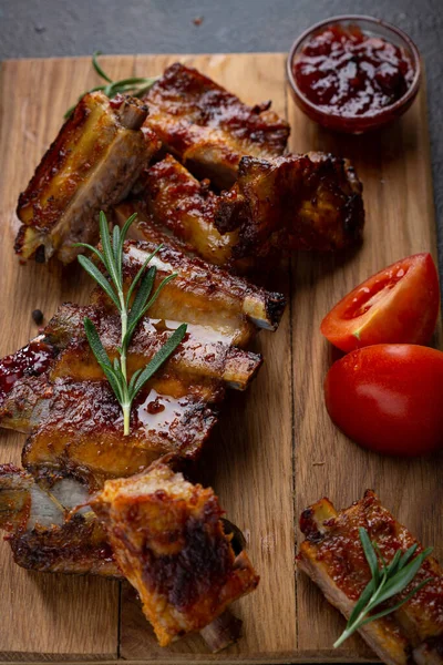 Roasted Ribs Sauce Tomatoes Wooden Board — Stock Photo, Image