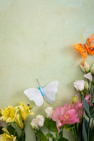 Paskalya baharı yeşil arkaplan ve çiçekler üst görünüm