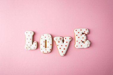 Sevgililer Günü konsepti içinde zencefilli kurabiye olan tebrik kartı.