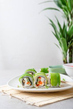 Tabak fotokopisinde peynirli suşi ve avokado.