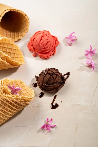 Ice Cream Chocolade Fruit Scoops Gelato Cone Lichte Achtergrond — Stockfoto