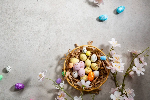 Ostern Konzept Hintergrund Mit Nest Und Blumen Kopierraum — Stockfoto