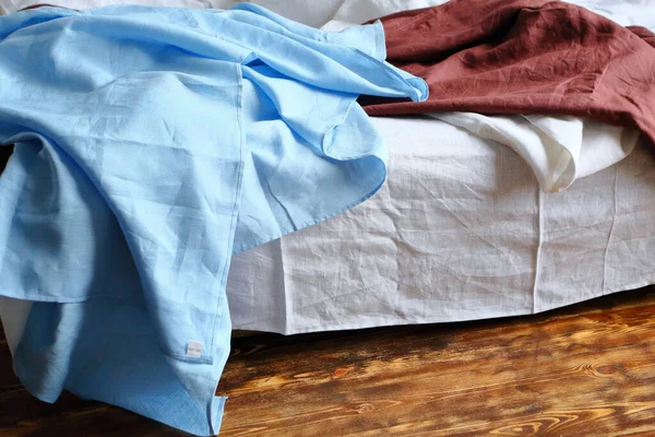 天然亚麻布床上用品蓝色白色家 — 图库照片