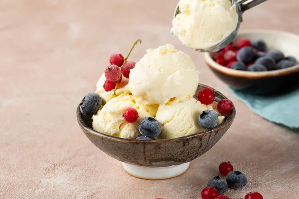 Sluiten Van Zachte Gelato Scoops Bessen — Stockfoto