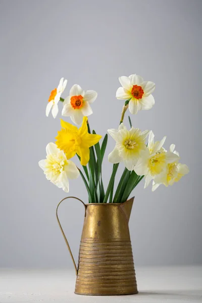Blühende Frühlingsnarzissen Blühen Krug Auf Heller Oberfläche — Stockfoto
