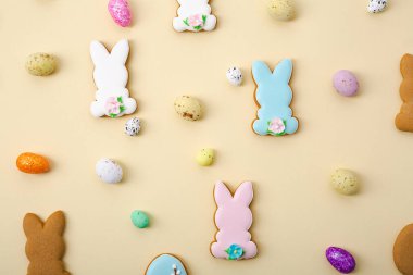 Sarı Paskalya tatlı yumurtaları ve tavşan manzaralı tatil konsepti