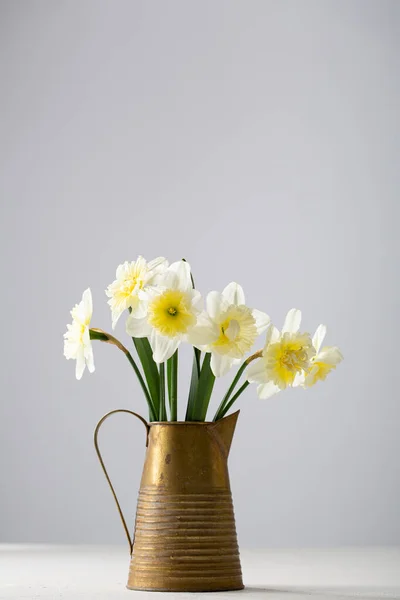 Blühende Frühlingsblumen Krug Auf Heller Oberfläche — Stockfoto