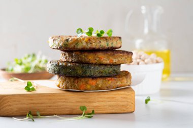 Vejetaryen börekleri, ahşap tabakta krep.