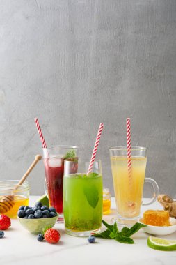 Açık yüzeyde buzlu limonata ile yaz meyveleri ve meyveli içecekler