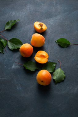 Taze kayısıların tamamını kapat ve yarısı koyu arkaplanda.