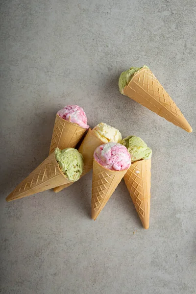 Набор Совок Мороженое Вафельно Зеленый Розовый Ванильный Вид Сверху — стоковое фото