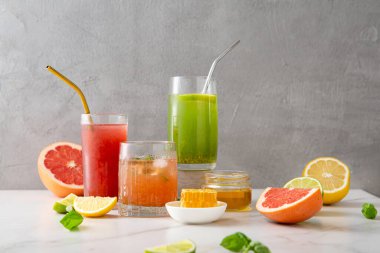 Meyveli buzlu çay, ballı soda ve soğuk yaz içecekleri.